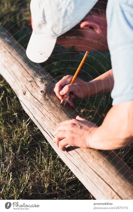 Der Mensch setzt Zeichen bei der Arbeit im Garten Sommer Arbeit & Erwerbstätigkeit Handwerk Werkzeug Mann Erwachsene Gras Gebäude Hut Holz weiß Präzision