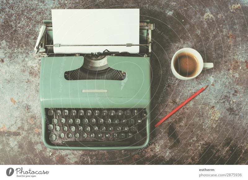 alte Schreibmaschine neben einer Tasse Kaffee trinken Heißgetränk Latte Macchiato Espresso Lifestyle Schreibtisch Arbeit & Erwerbstätigkeit Büro Papier