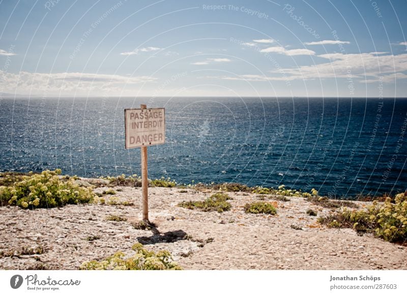 DANGER Schild an Klippe Umwelt Natur Landschaft Himmel Horizont Schönes Wetter Abenteuer Ferne Freiheit Korsika Bonifacio Küste Berghang Risiko Warnschild