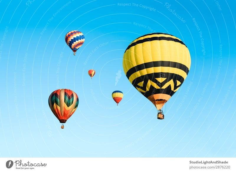 Bunte Heißluftballons am blauen Himmel Freude Freizeit & Hobby Ferien & Urlaub & Reisen Abenteuer Freiheit Sport Verkehr Fluggerät Ballone Luftballon fliegen