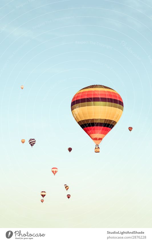 Bunte Heißluftballons, die in der Ferne fliegen. Freude Freizeit & Hobby Ferien & Urlaub & Reisen Abenteuer Freiheit Sport Himmel Verkehr Fluggerät Ballone