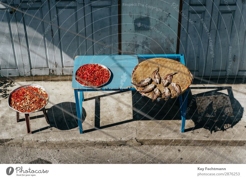 Fisch und rote Chilischoten trocknen auf einem blauen Tisch Lebensmittel Gemüse Kräuter & Gewürze Asiatische Küche Schalen & Schüsseln Gesunde Ernährung Angeln
