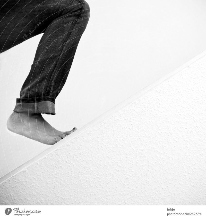 ... und Fuß! | Thementag Beine 1 Mensch Mauer Wand Treppe Jeanshose gehen Sport stehen einfach weiß Gefühle selbstbewußt Optimismus Mut Tatkraft Beginn