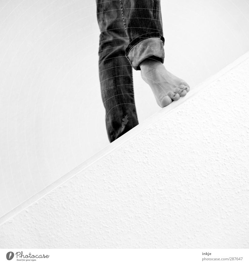 Zwischenstep | das hat Hand und Fuß 1 Mensch Mauer Wand Treppe Jeanshose gehen stehen einfach Beginn Perspektive Wege & Pfade Neigung diagonal Fußspitze