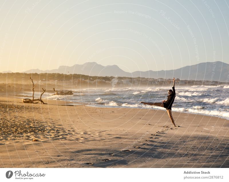 Frau mit Tanz in der Nähe von Wasser am Ufer Tänzer Küste Meer Himmel hochgezogenes Bein winkend Sand blau Jugendliche Balletttänzer Lifestyle Strand