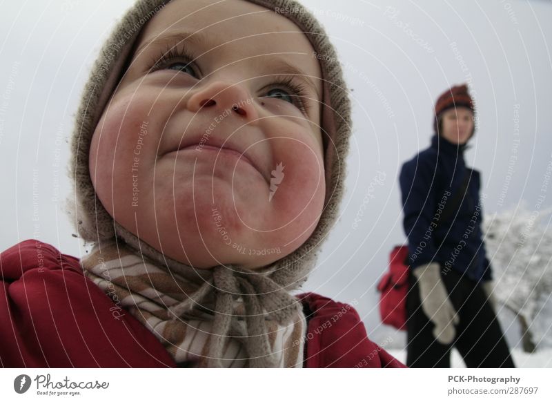 Pausbacke Mensch feminin Kleinkind Mädchen Junge Frau Jugendliche Erwachsene Mutter 1-3 Jahre gehen Lächeln lachen Blick stehen leuchten Baby Winter wandern
