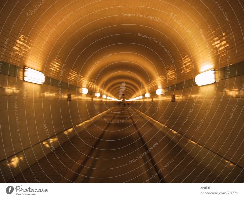 Fluchtpunkt Tunnel Sankt Pauli-Elbtunnel unterirdisch Verkehr Anlegestelle Hamburg Mittelpunkt Elbe