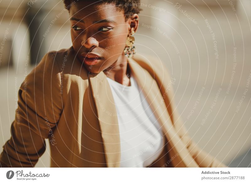 Stylische schwarze Frau auf der Straße Afroamerikaner elegant Stil selbstbewußt Großstadt Ohrringe Jugendliche charmant attraktiv trendy schön Dame traumhaft