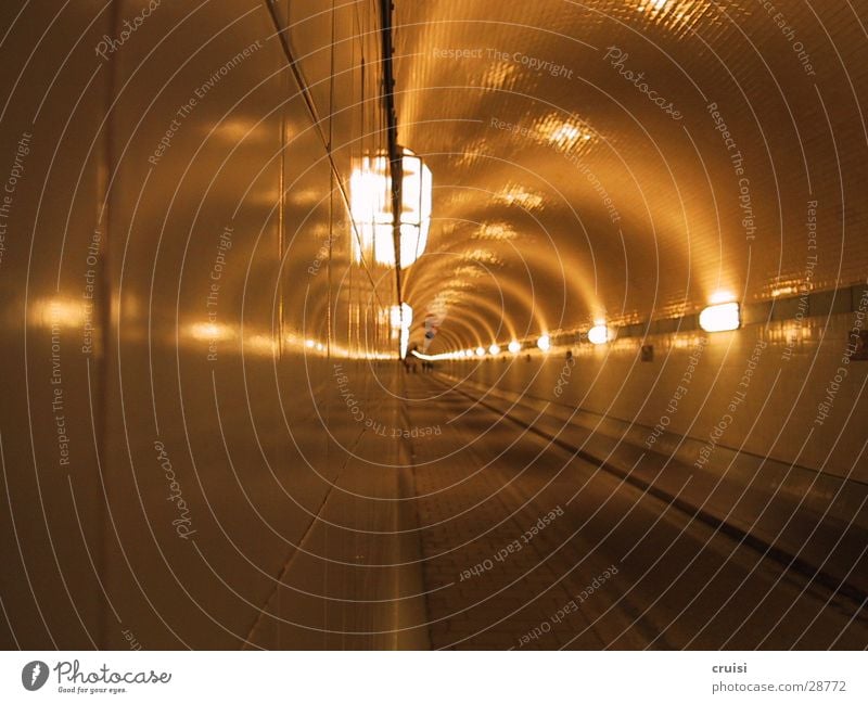 An der Wand Tunnel Sankt Pauli-Elbtunnel unterirdisch eng dunkel Fluchtpunkt Verkehr