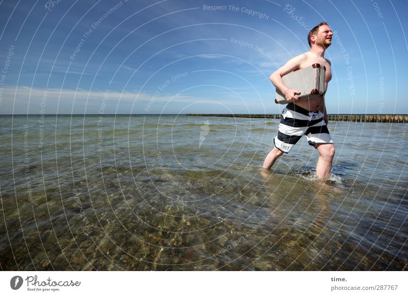 Hiddensee | Rettungstaucher Mensch maskulin Mann Erwachsene 1 Umwelt Natur Wasser Himmel Schönes Wetter Wellen Küste Ostsee Buhne Badehose Koffer rennen gehen