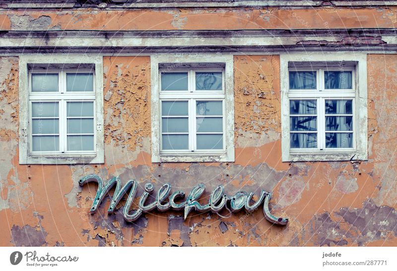 Hiddensee | Milchbar Ruine Mauer Wand Fassade alt hässlich Café schäbig abblättern Autofenster Haus Putz Farbstoff trist Renovieren Wort Schriftzeichen