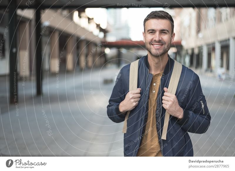 Mann Lächelnd mit Rucksack in die Kamera blickend schließen nach oben Porträt Student weiß Business Amerikaner Hintergrundbild Kragen vereinzelt gutaussehend
