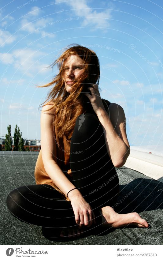 langbeiniges, rothaariges Model auf einem Dach an einem sonnigen, windigen Tag Junge Frau Jugendliche Körper 18-30 Jahre Erwachsene Barfuß langhaarig