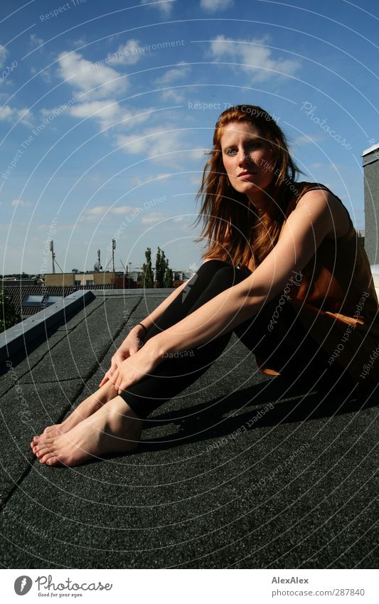 großes, rothaariges Model an einem sonnigen Tag auf dem Dach Junge Frau Jugendliche Körper Beine Fuß Barfuß 18-30 Jahre Erwachsene Top Leggings langhaarig