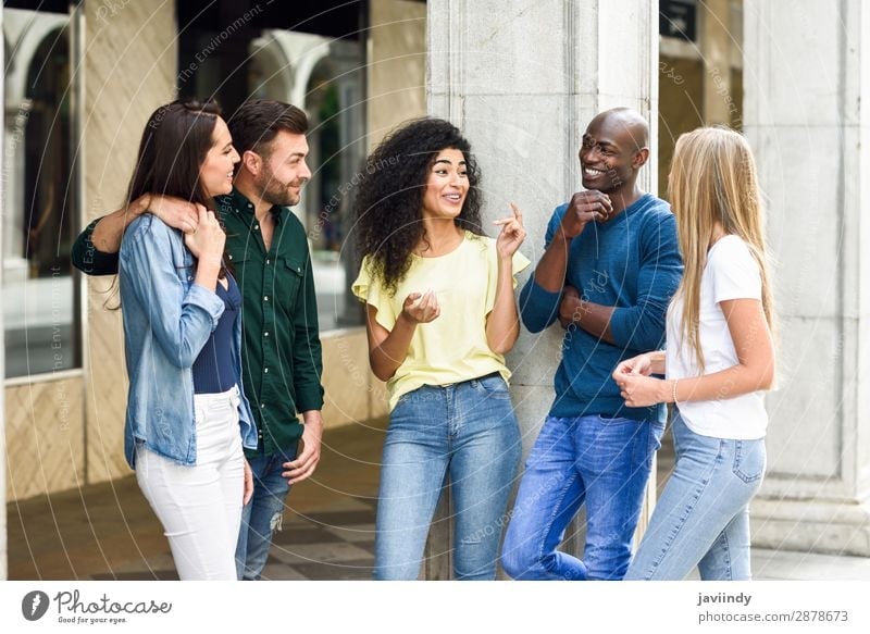 Multiethnische Gruppe junger Menschen, die sich gemeinsam im Freien vor städtischem Hintergrund vergnügen Lifestyle Freude Glück schön Sommer maskulin feminin