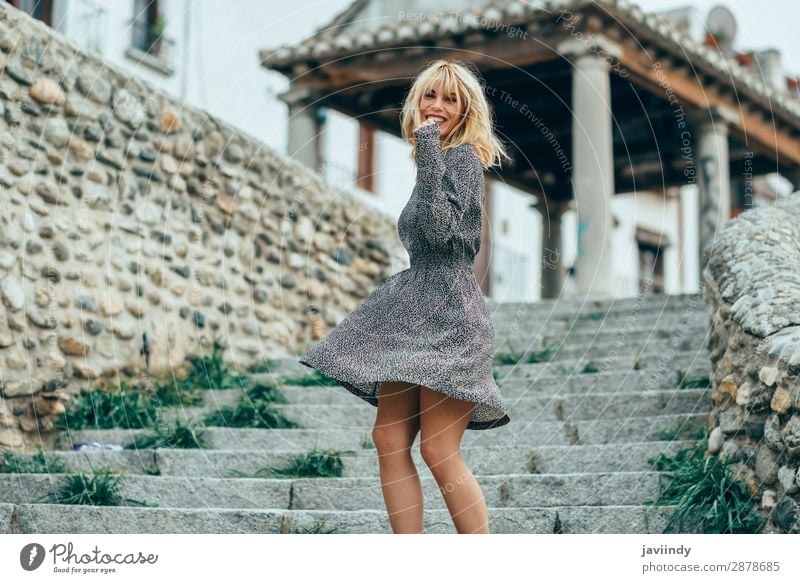 Lächelndes blondes Mädchen in einem Kleid, das im Freien tanzt. Lifestyle Stil Freude Glück schön Haare & Frisuren Mensch feminin Junge Frau Jugendliche