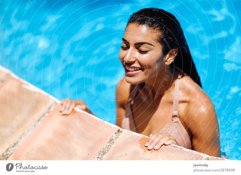 Schöne arabische Frau, die sich im Swimmingpool entspannt. Lifestyle Glück schön Körper Haare & Frisuren Haut Erholung Schwimmbad Freizeit & Hobby