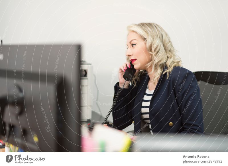 Frau im Büro mit Telefon Schreibtisch Arbeit & Erwerbstätigkeit Beruf Arbeitsplatz Telekommunikation Business Mensch Erwachsene 1 30-45 Jahre Anzug
