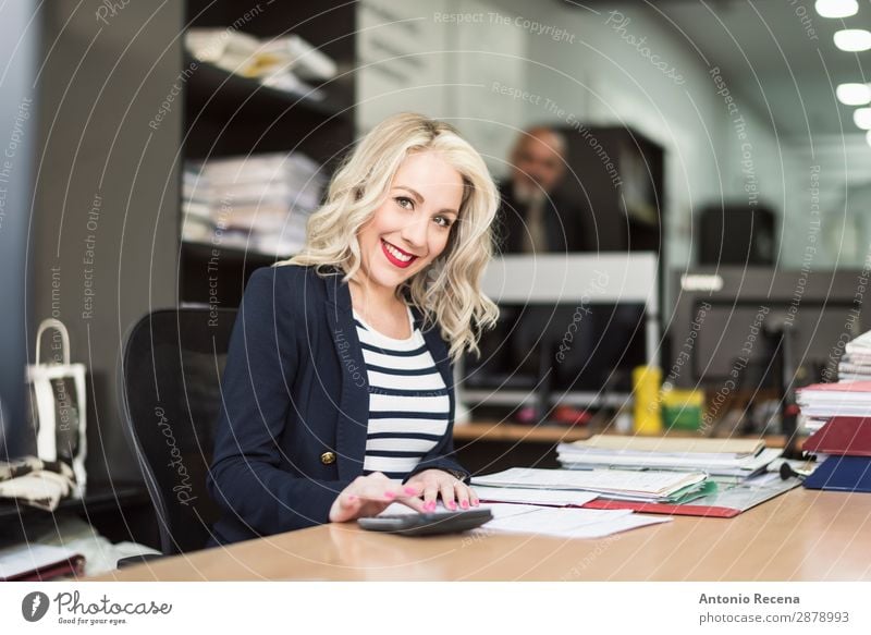 blonde 30er Jahre Frau, die im Büro arbeitet und lächelt. Schreibtisch Arbeit & Erwerbstätigkeit Beruf Büroarbeit Arbeitsplatz Business Telefon Mensch