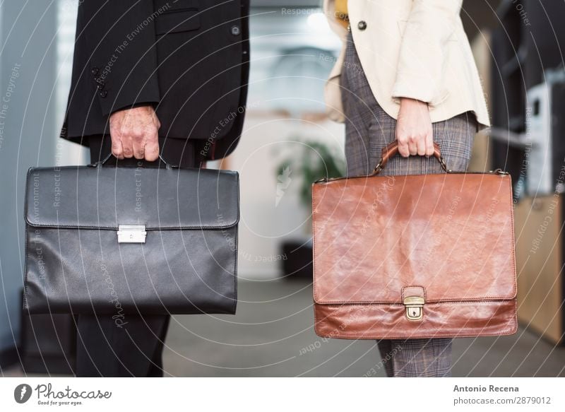 Erwachsener Mann und junge Frau mit Aktentaschen Arbeit & Erwerbstätigkeit Beruf Arbeitsplatz Büro Business Unternehmen Mensch Anzug Koffer modern selbstbewußt