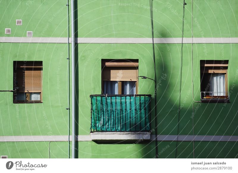 Fenster im Gewächshaus grün Fassade Gebäude Balkon Haus heimwärts Straße Großstadt Außenaufnahme Farbe mehrfarbig Strukturen & Formen Architektur Konstruktion