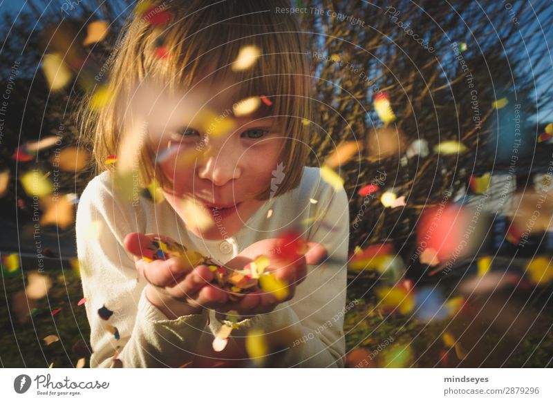 Kleines Mädchen pustet Konfetti in die Kamera Karneval Kindheit 1 Mensch 3-8 Jahre Sträucher Garten blond Feste & Feiern Lächeln Spielen Fröhlichkeit lustig