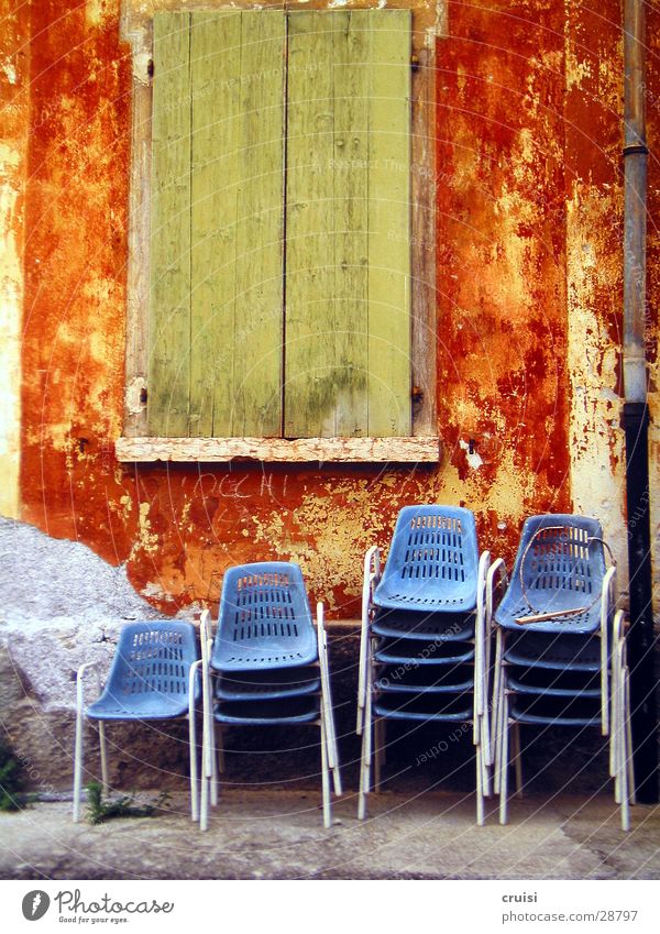 blaue Stühle Stuhl Ferien & Urlaub & Reisen grün Fensterladen Stimmung Sommer Sommerurlaub Architektur orange