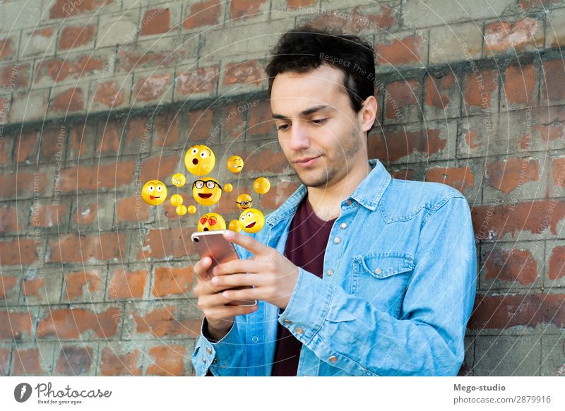 Mann, der Smartphones benutzt, sendet Emojis. Lifestyle Glück Gesicht Telefon PDA Bildschirm Technik & Technologie Internet Mensch Erwachsene Hand lustig modern