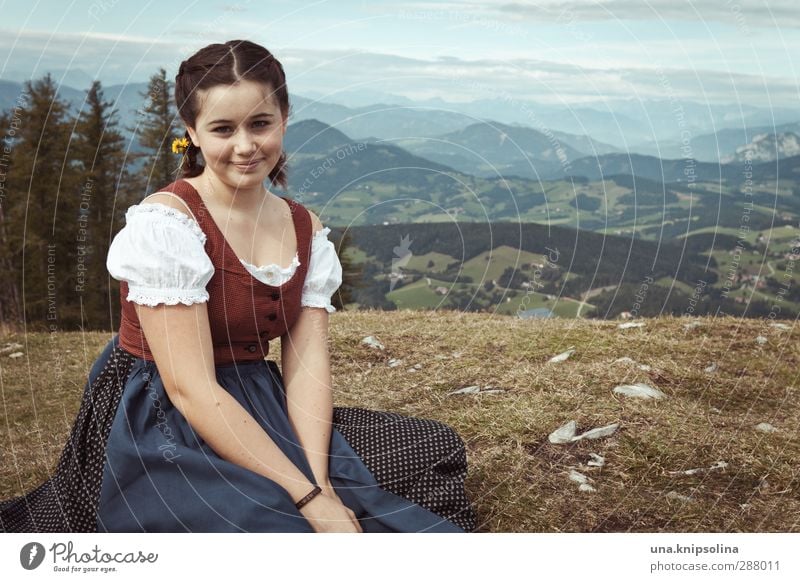 heidi Ferien & Urlaub & Reisen Tourismus Berge u. Gebirge wandern Mädchen Kindheit 1 Mensch Landschaft Baum Wiese Alpen Mode Trachtenkleid brünett Zopf sitzen