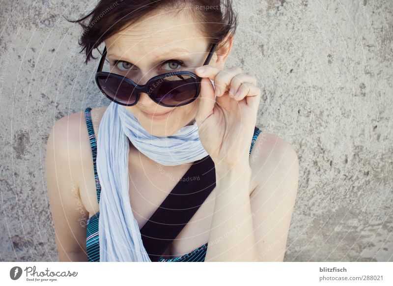 An der Mauerblümchen Wohlgefühl Ausflug Sommerurlaub Schwimmen & Baden Mensch feminin Haut Gesicht 1 18-30 Jahre Jugendliche Erwachsene Bikini Brille brünett
