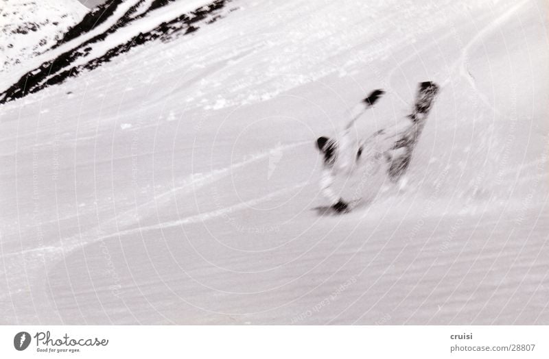 Sturz Teil1 Tiefschnee Winterurlaub Snowboard St. Jakob Österreich Sport Schnee Schwarzweißfoto fantastisch Missgeschick fallen abwärts Geschwindigkeit