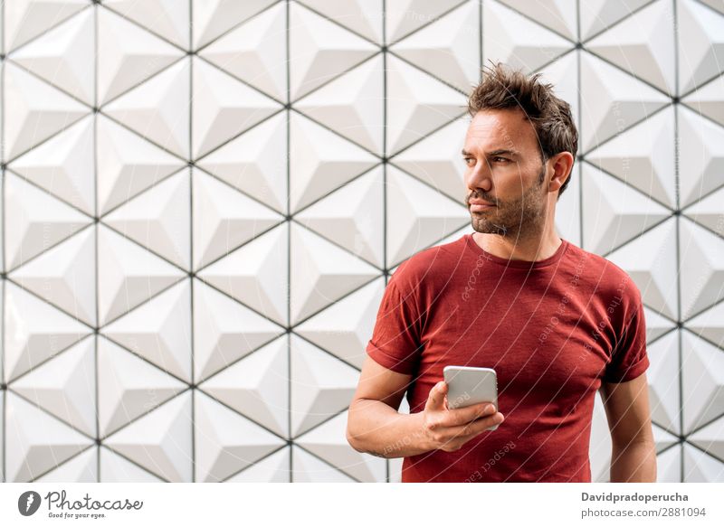 Mann mit Handy Architektur Kaukasier PDA Geometrie Porträt Hintergrundbild Technik & Technologie Jugendliche Zukunft Gebäude achteckig Textfreiraum Gerät
