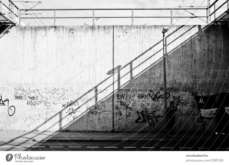 ..GONAL Stadt Brücke Mauer Wand Fassade Straße Beton Graffiti ästhetisch dunkel eckig elegant trashig trist schwarz weiß geheimnisvoll Mobilität Ordnung