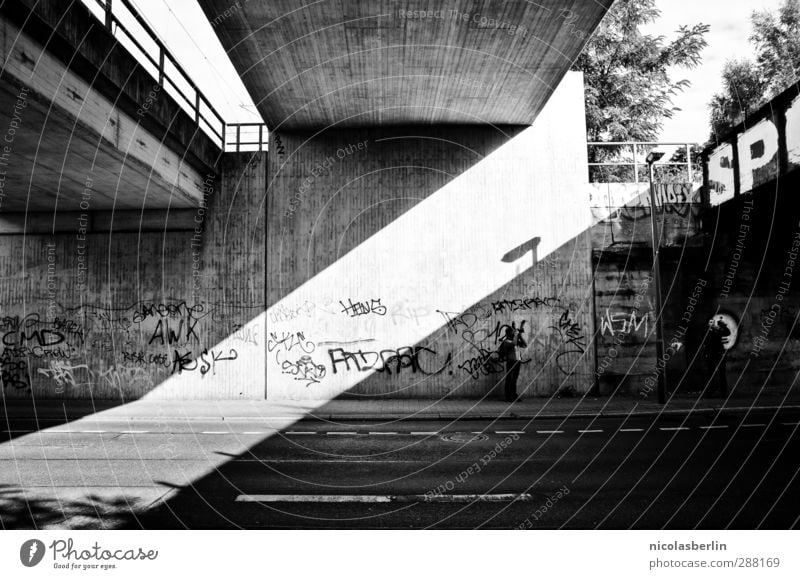 DIA.. Stadt Brücke Mauer Wand Fassade Straße Beton Graffiti ästhetisch dunkel schwarz weiß Ordnungsliebe geheimnisvoll Perspektive Präzision diagonal Gelände