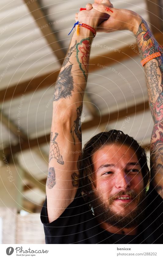 soo groß Mann Mensch Junger Mann strecken durchstrecken Bart Vollbart Tattoo tätowiert attraktiv maskulin Yoga Sport Turnen Arme Hand hoch oben ausgestreckt
