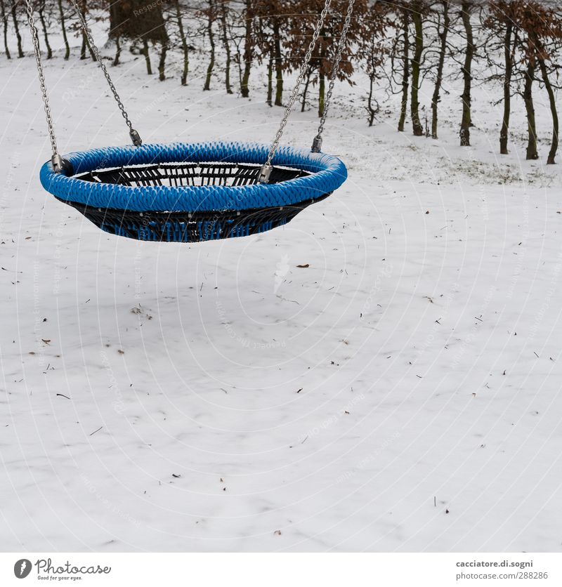 just relax Erholung Winter Schnee Park Menschenleer Spielplatz Schaukel schaukeln Spielen frei rund blau Freude Einsamkeit Erschöpfung Bewegung Freizeit & Hobby