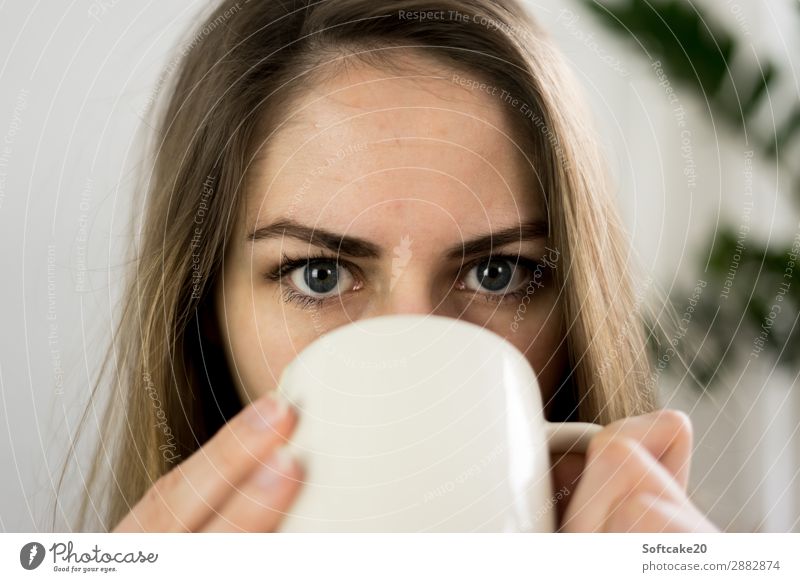 Teezeit Frühstück Heißgetränk Kakao Kaffee Latte Macchiato Tasse Becher Mensch feminin Erwachsene Kopf Gesicht Auge 1 18-30 Jahre Jugendliche trinken