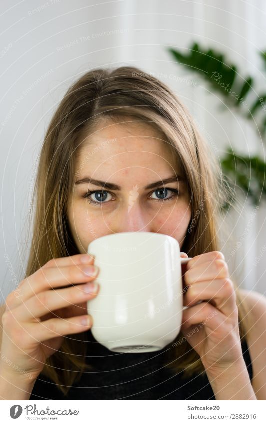 Zeit für Tee Kaffeetrinken Heißgetränk Kakao Tasse Becher Haare & Frisuren harmonisch Wohlgefühl Erholung feminin Junge Frau Jugendliche Erwachsene Kopf Gesicht