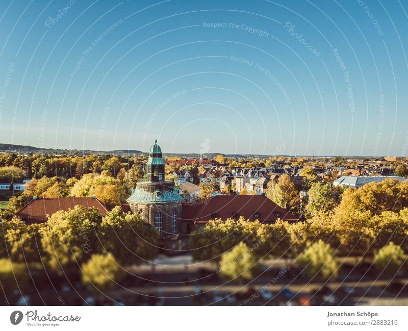 Ausblick über Zwickau im Herbst mit Museum Landschaft Stadt Skyline ästhetisch Blauer Himmel Kunstsammlung Tilt-Shift blau mehrfarbig Baum Lichtstimmung Dach