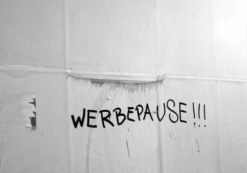 WERBEPAUSE!!! Zeichen Schriftzeichen Schilder & Markierungen Graffiti lustig grau schwarz weiß Freude Werbung Werbebranche Werbepause Pause Plakatwand Papier