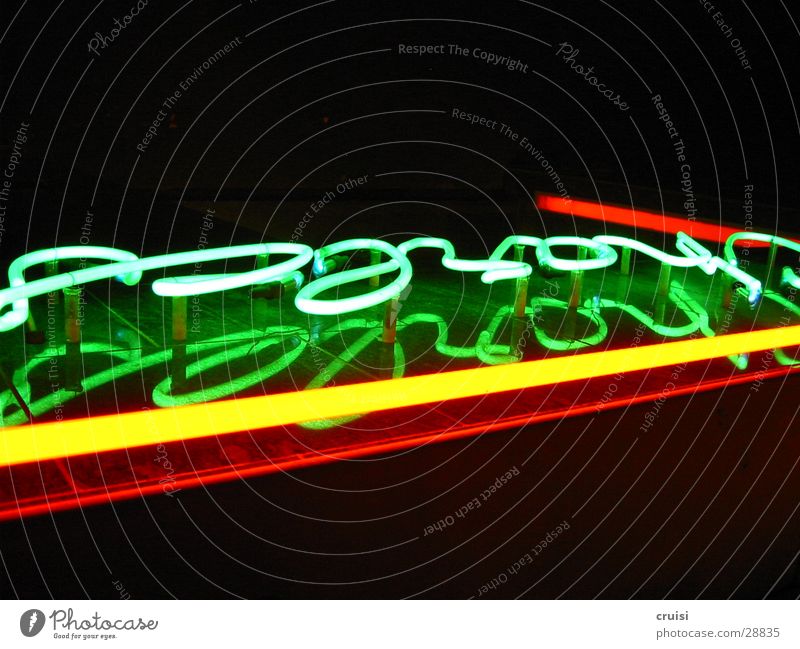 Charles Licht Werbung Leuchtreklame grün gelb rot schwarz Leuchtstoffröhre Nacht mehrfarbig obskur Gas charles Lampe