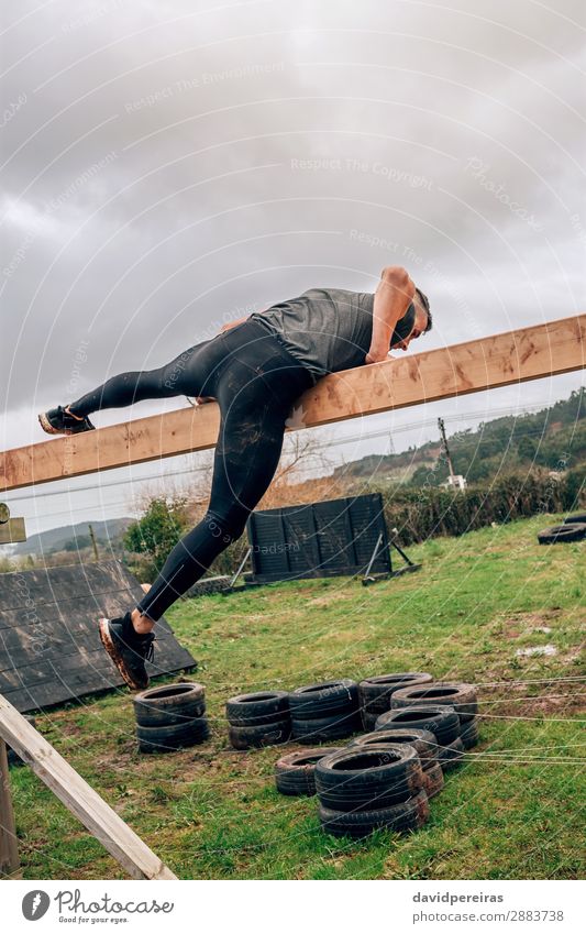 Mann im Hindernisparcours macht irischen Tisch Lifestyle Sport Mensch Erwachsene Holz authentisch stark Kraft anstrengen Konkurrenz Hindernisrennen Überwindung