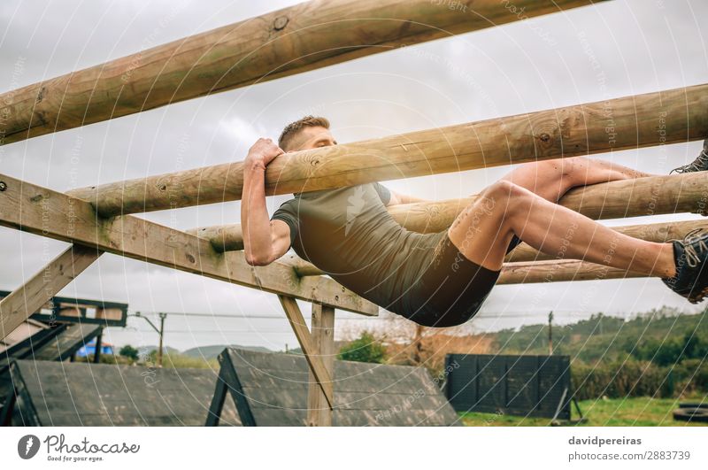 Mann im Hindernisparcours beim Weberhindernis Lifestyle Sport Mensch Erwachsene Holz authentisch oben stark Kraft anstrengen Konkurrenz Hindernisrennen Halt