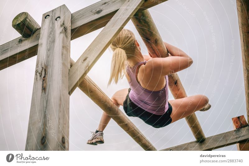 Frau im Hindernisparcours beim Weberhindernis Lifestyle Sport Mensch Erwachsene blond Holz authentisch oben stark Kraft anstrengen Konkurrenz Hindernisrennen