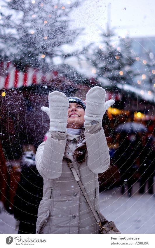 Schneeflöckchen, Weißröckchen. :-) feminin Junge Frau Jugendliche Erwachsene 1 Mensch 18-30 Jahre Freude Stimmung Weihnachten & Advent Winter Schneefall