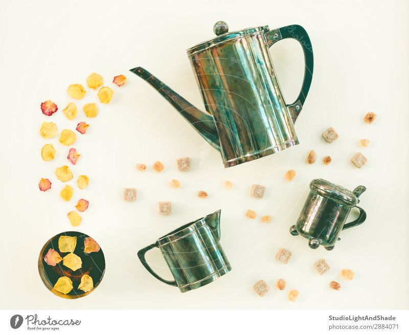 Vintage Teeservice und Tasse Tee mit Rosenblättern Getränk Blume Metall hell retro gelb grün weiß Farbe Teetrinken Teetasse Becher Teekanne Wasserkessel