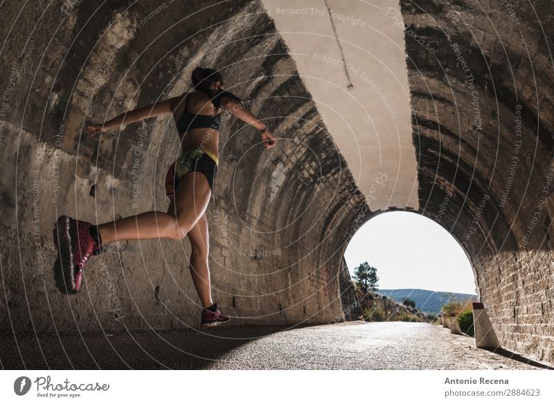Läufer und Tunnel Lifestyle Sport Mensch Frau Erwachsene 18-30 Jahre Jugendliche Natur brünett rennen springen Stollen jung Menschen Gesundheit passen
