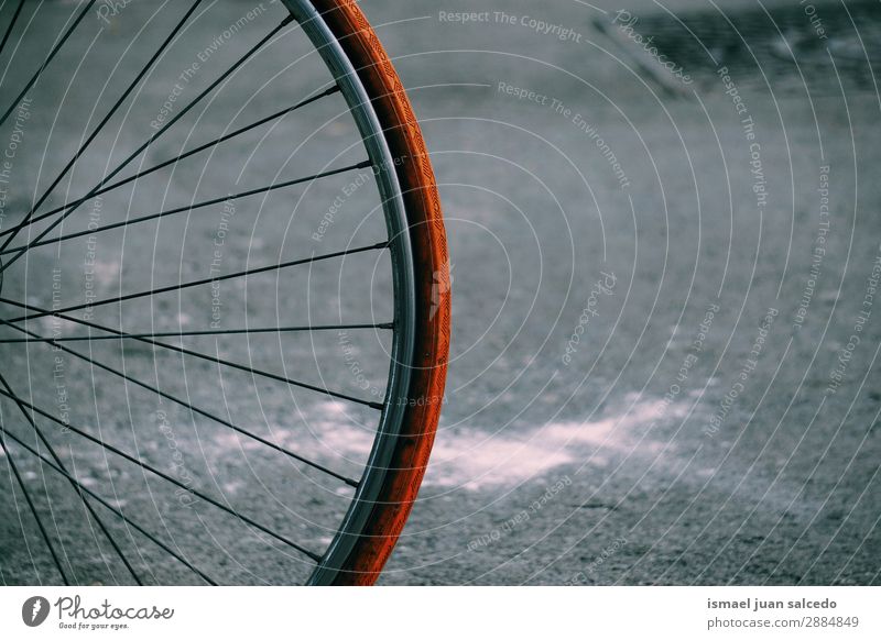Fahrrad auf der Straße Verkehr Fahrradfahren Zyklus Autositz Wagenräder Fahrradlenker Objektfotografie Sport Freizeit & Hobby Metall Außenaufnahme alt