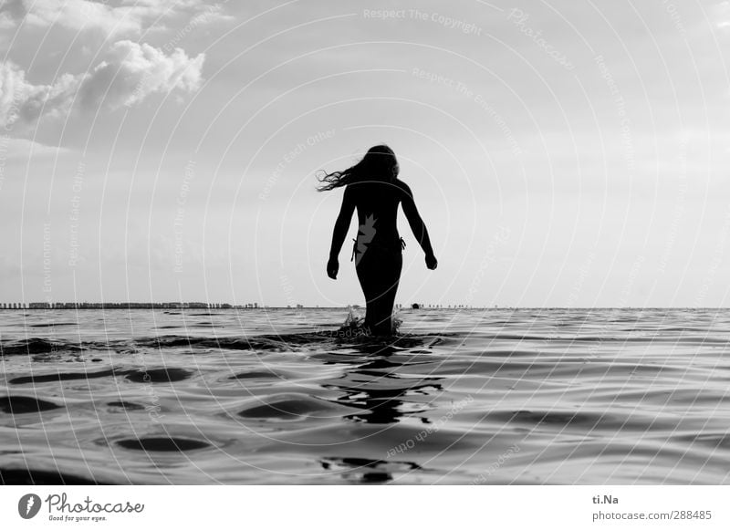 Sabbatical Schwimmen & Baden feminin Mädchen Körper 3-8 Jahre Kind Kindheit Urelemente Luft Wasser Himmel Wolken Sommer Schönes Wetter Küste Nordsee laufen