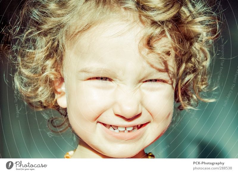 Yeah Mensch feminin Kleinkind Mädchen Kopf Haare & Frisuren Gesicht Auge Mund Zähne 1 1-3 Jahre Lächeln lachen leuchten authentisch blond frech frei